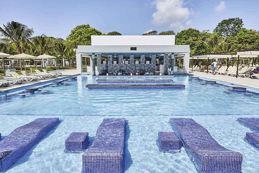 Pool-with-Swim-up-bar-Riu-Tequila_tcm49-182181