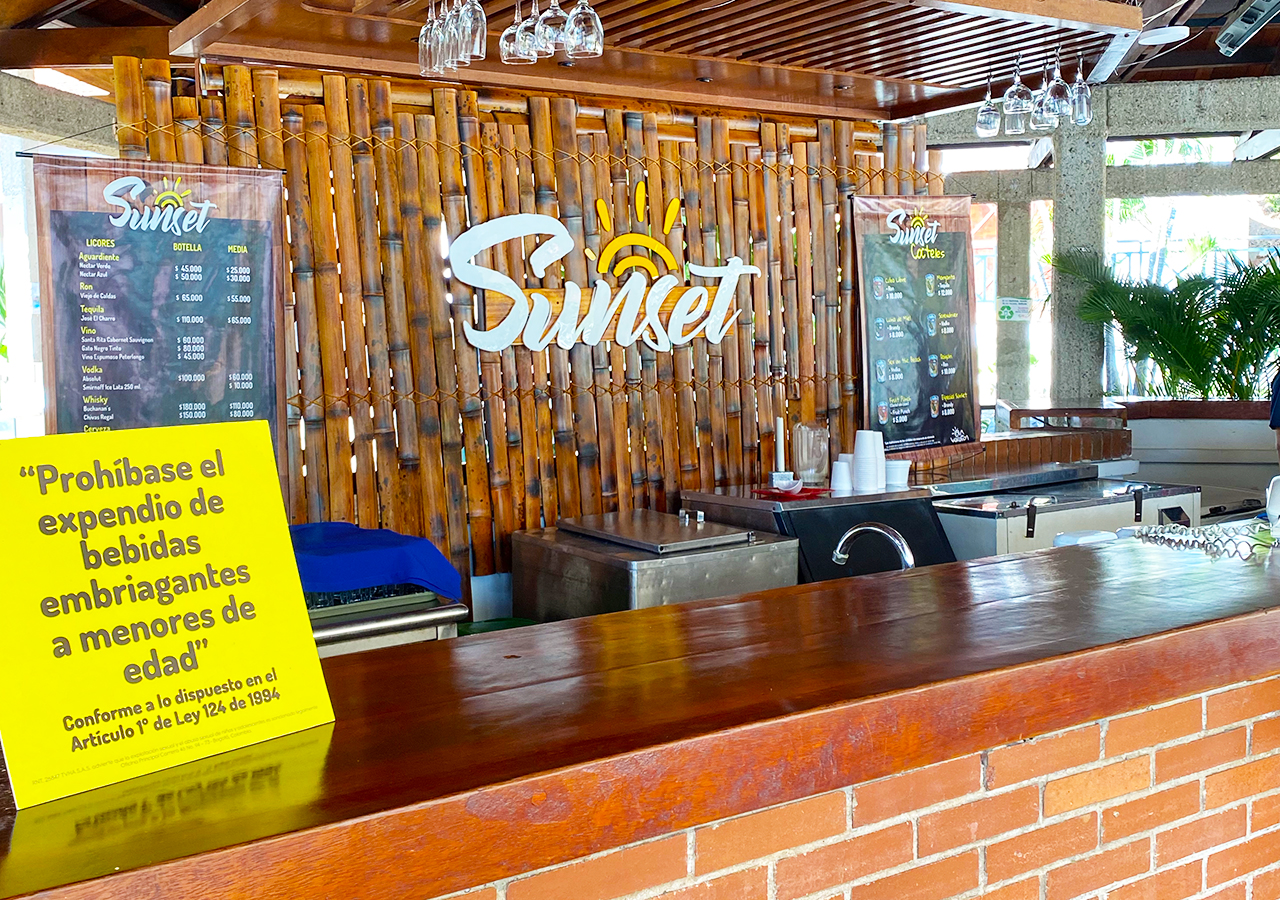 ON VACATION – GIRARDDOT – HOTEL GIRARDOT RESORT – BAR